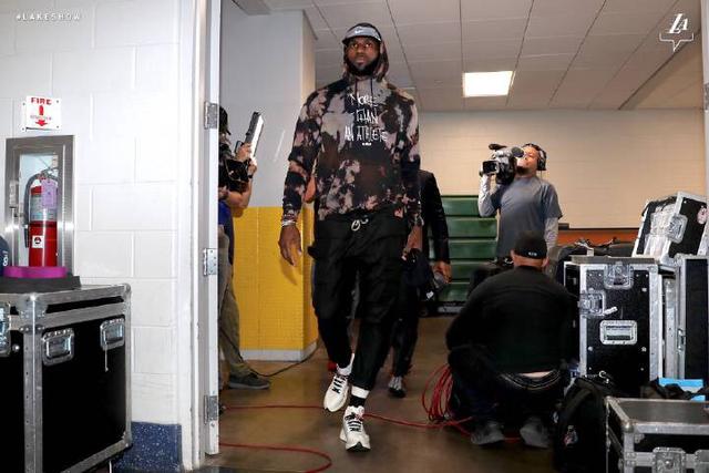 姆巴佩对阵赫罗纳时与第四官员发生争执：我说话的时候看着我！（姆巴佩战赫罗纳与第四官员爆发口角： ＂我说话时看着我！）