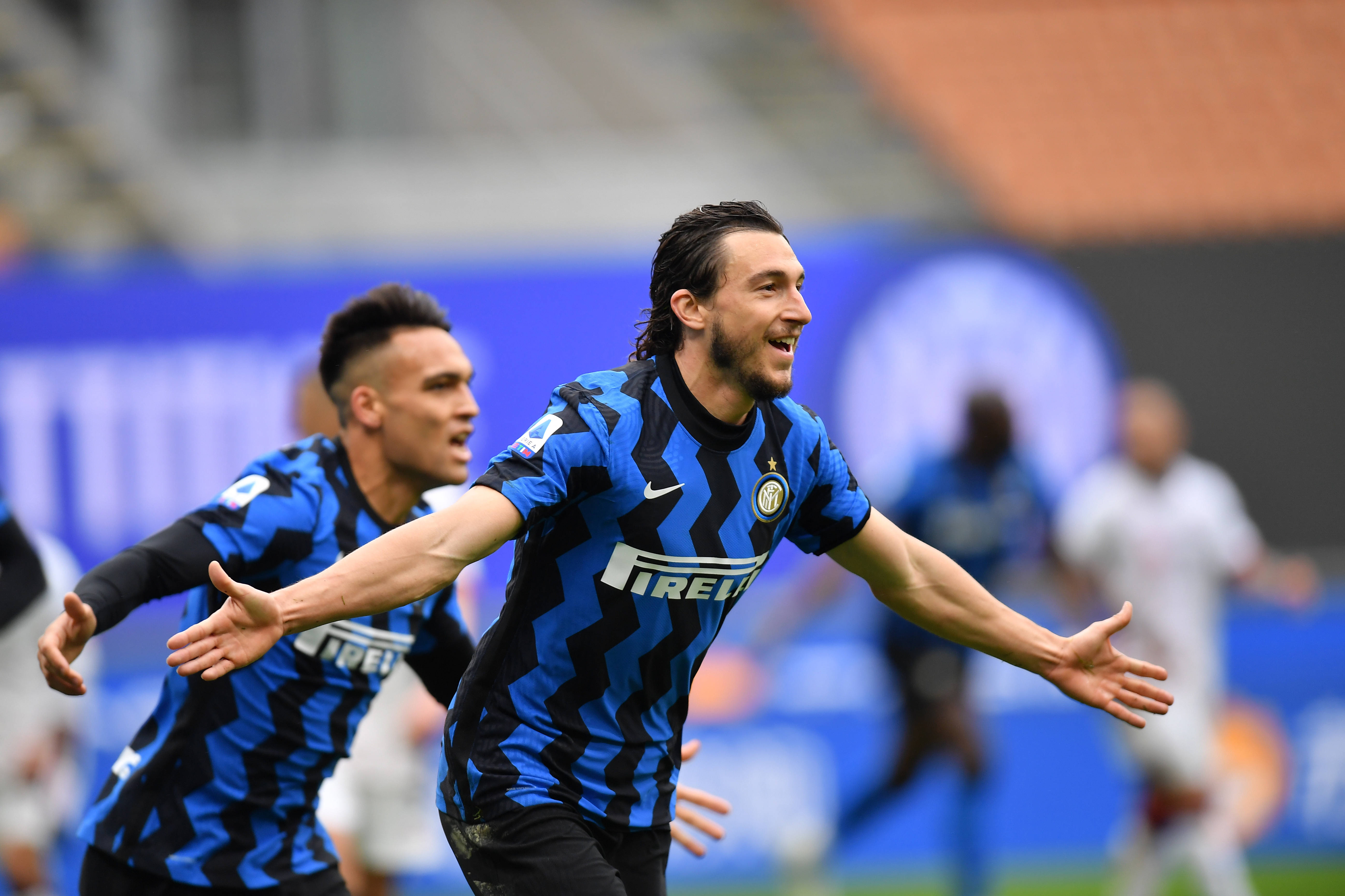 马丁内斯：昨天训练后B费让内维斯主罚任意球；更衣室氛围很好（马丁内斯透露：B费昨训后将任意球机会让给内维斯，更衣室气氛不错）