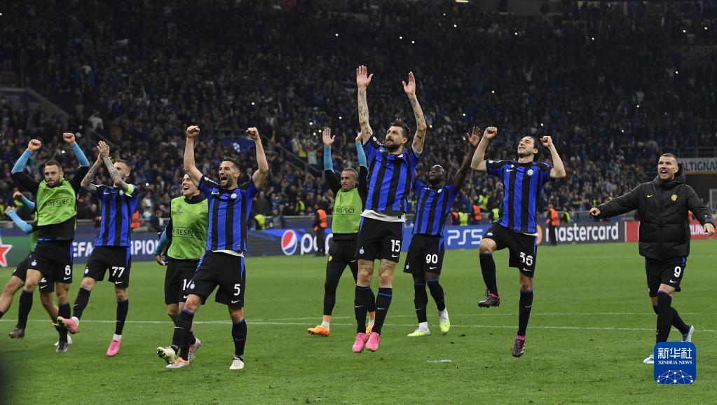 雷霆强势反扑，瞬间点燃比赛激情（雷霆强势逆袭，瞬间引燃赛场激情）