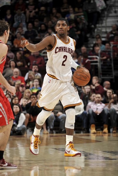 梅西在球场内与印度球迷挥手互动，之后活动因骚乱提前结束（梅西赛场向印度球迷挥手致意，现场骚乱致活动提前收场）