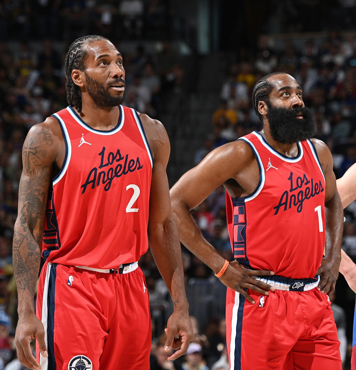 维尼修斯和阿森纳U16球员合影，2米法国门将抢镜（维尼修斯与阿森纳U16合照，2米法国门将成焦点）