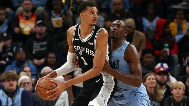 他一句话没说，但态度已经很明显（他沉默不语，态度一清二楚）