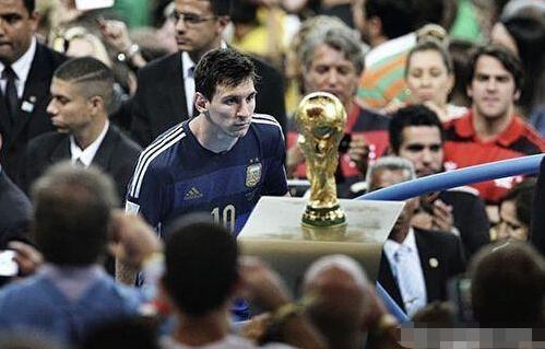 后防伤情让阿隆索难出成绩？免签世一边寄予厚望，怎奈伤情如此多（后防线伤兵满营，阿隆索难以破局？免签世一边亦难解伤潮）