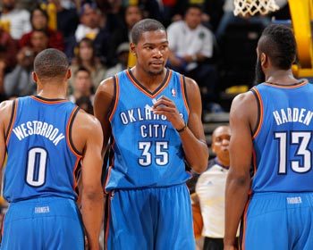 埃迪-豪：曼联整体表现有很大的提升；我们在努力改进防守（埃迪-豪：曼联整体进步显著，我们正致力于加强防守）