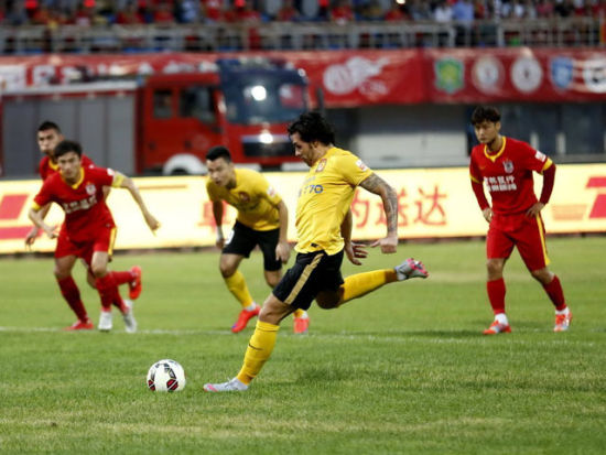 瓜帅：我们要拿98分才能英超夺冠；与摄影师冲突后马上道歉了（瓜迪奥拉：英超夺冠或需98分；与摄影师发生冲突后已迅速致歉）